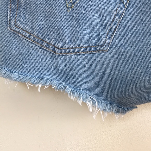 Levi’s Premium jean shorts Sz 26 Daisy Dukes raw hem jean Shorts distressed - Picture 10 of 16